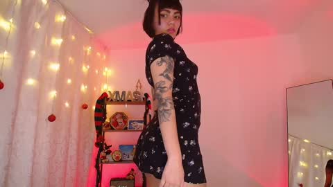 Snapshot of _sensualkitten_ chatting on 12-15-24, 09:03 Laura online show from 12-15-24, 09:03