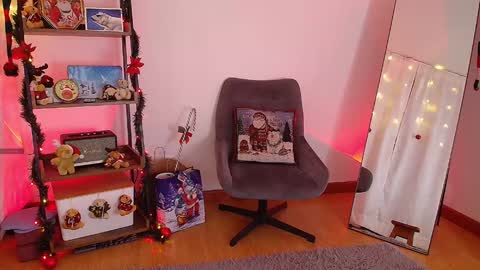 Snapshot of _sensualkitten_ chatting on 12-26-24, 02:33 Laura online show from 12-26-24, 02:33