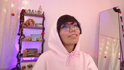 Snapshot of _sensualkitten_ chatting on 12-29-24, 04:38 Laura online show from 12-29-24, 04:38