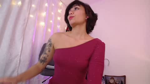 Snapshot of _sensualkitten_ chatting on 01-01-25, 09:39 Laura online show from 01-01-25, 09:39