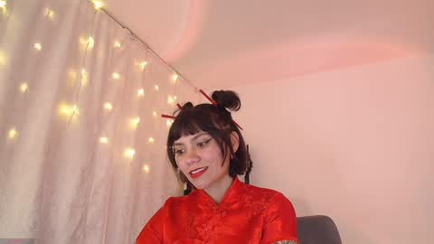 Snapshot of _sensualkitten_ chatting on 01-04-25, 06:30 Laura online show from 01-04-25, 06:30