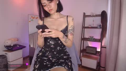 Snapshot of _sensualkitten_ chatting on 10-12-25, 08:08 Laura online show from 10-12-25, 08:08