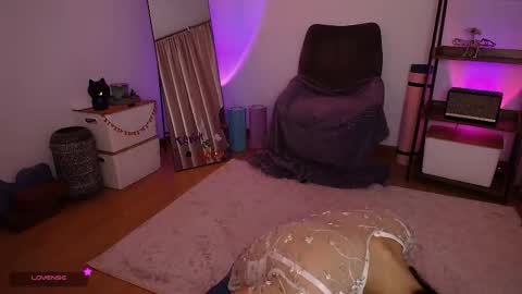 Snapshot of _sensualkitten_ chatting on 10-24-25, 01:03 Laura online show from 10-24-25, 01:03