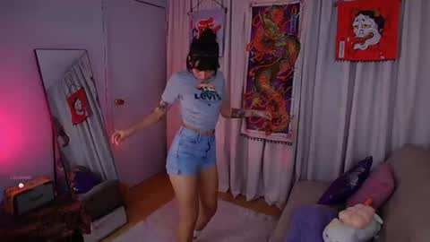 Snapshot of _sensualkitten_ chatting on 07-22-26, 04:15 Laura online show from 07-22-26, 04:15