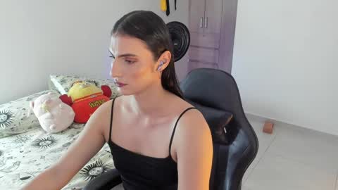 Snapshot of _shantallskinny_ chatting on 05-25-26, 05:02 Shantall online show from 05-25-26, 05:02