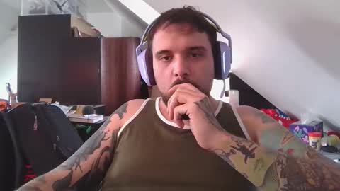 Snapshot of _smiley_bear27 chatting on 10-06-25, 04:32 _smiley_bear27 online show from 10-06-25, 04:32