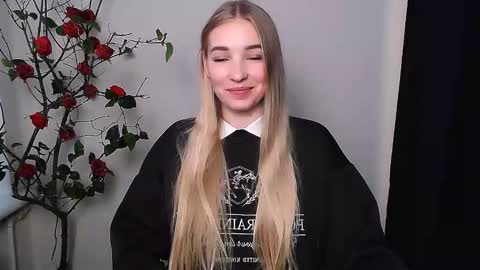 Snapshot of _snow_queen__ chatting on 11-14-25, 02:16 Rachel online show from 11-14-25, 02:16