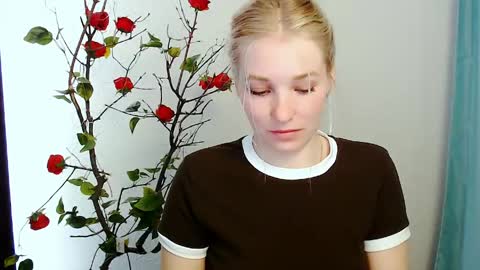 Snapshot of _snow_queen__ chatting on 04-29-26, 01:04 Rachel online show from 04-29-26, 01:04
