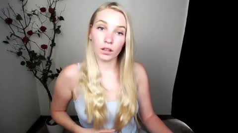 Snapshot of _snow_queen__ chatting on 05-18-26, 01:06 Rachel online show from 05-18-26, 01:06