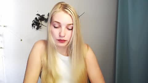 Snapshot of _snow_queen__ chatting on 05-19-26, 11:27 Rachel online show from 05-19-26, 11:27