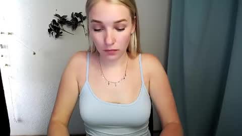 Snapshot of _snow_queen__ chatting on 05-20-26, 08:09 Rachel online show from 05-20-26, 08:09