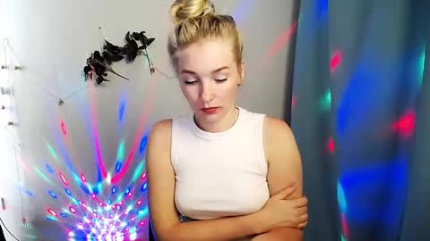Snapshot of _snow_queen__ chatting on 05-24-26, 11:04 Rachel online show from 05-24-26, 11:04