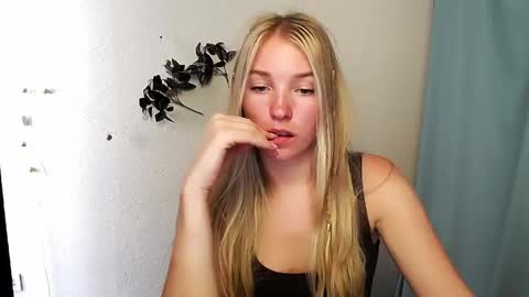 Snapshot of _snow_queen__ chatting on 06-07-26, 11:47 Rachel online show from 06-07-26, 11:47