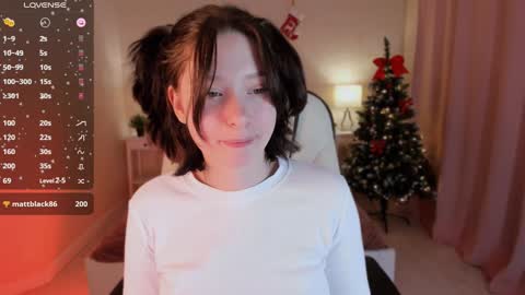 Snapshot of _sofi_spark chatting on 12-25-24, 10:17 Sofi Follow me online show from 12-25-24, 10:17