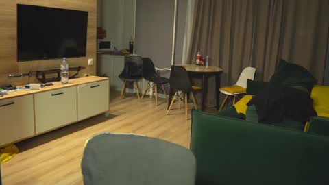 OLIVERpvt is open online show from 01-08-25, 03:08