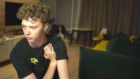 OLIVERpvt is open online show from 01-10-25, 03:07