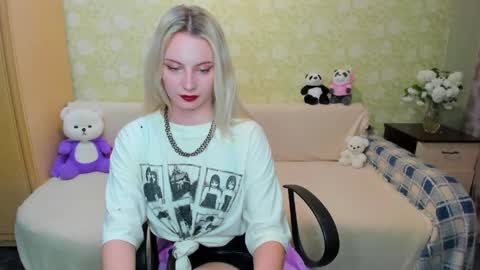 Marie online show from 05-20-26, 04:46