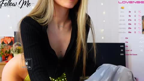 Snapshot of _sweetcams_ chatting on 12-14-24, 06:56 Dasha online show from 12-14-24, 06:56