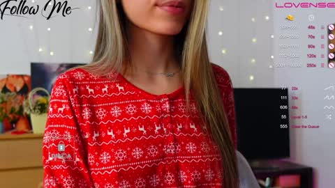 Snapshot of _sweetcams_ chatting on 12-18-24, 08:31 Dasha online show from 12-18-24, 08:31