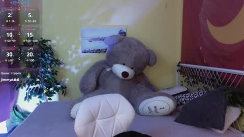 Snapshot of _vickie chatting on 02-03-25, 10:32 Vickie online show from 02-03-25, 10:32