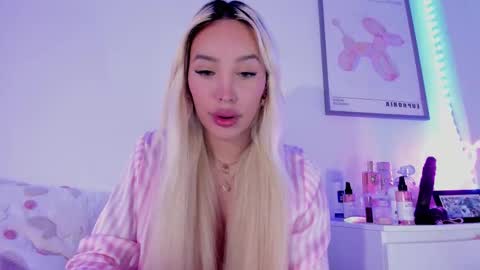 Snapshot of _viioletweekend_ chatting on 03-10-25, 12:07 online show from 03-10-25, 12:07