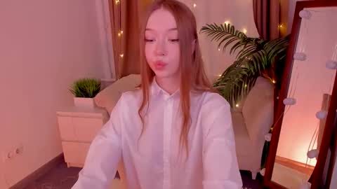 Snapshot of _violet_mills_ chatting on 10-19-25, 01:28 Violet online show from 10-19-25, 01:28