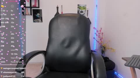 Snapshot of _zoewright chatting on 03-07-25, 12:15 Zoe online show from 03-07-25, 12:15