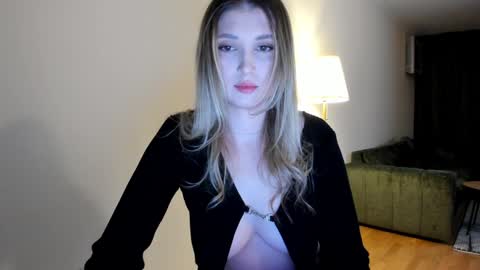 Snapshot of aalliyahh chatting on 01-17-25, 08:22 Fren online show from 01-17-25, 08:22