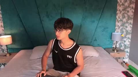 Aaron Ezequiel online show from 04-19-26, 02:16