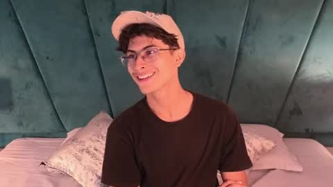 Aaron Ezequiel online show from 04-21-26, 06:55