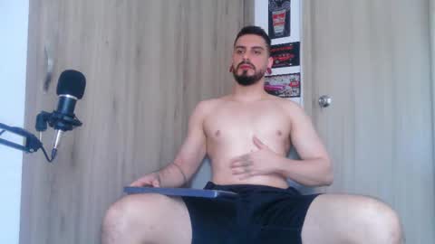 Snapshot of aaron_kwok28 chatting on 10-30-25, 09:26 Aaron kwok online show from 10-30-25, 09:26