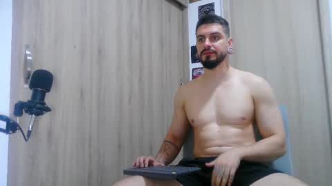 Snapshot of aaron_kwok28 chatting on 11-01-25, 01:51 Aaron kwok online show from 11-01-25, 01:51