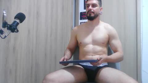 Snapshot of aaron_kwok28 chatting on 11-06-25, 04:35 Aaron kwok online show from 11-06-25, 04:35