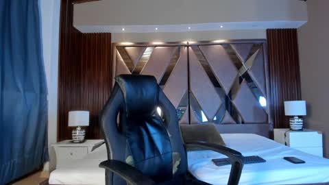 Snapshot of aaron_whitee chatting on 12-06-24, 12:23 Aaron online show from 12-06-24, 12:23