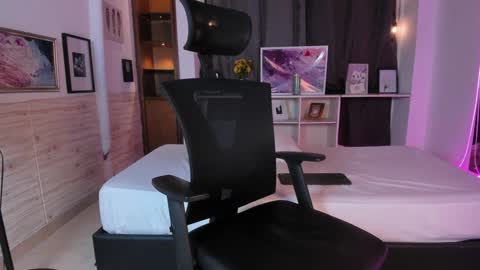 Snapshot of aaron_whitee chatting on 12-16-24, 11:39 Aaron online show from 12-16-24, 11:39