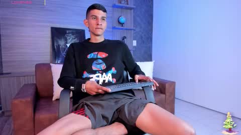 Snapshot of aaron_whitee chatting on 12-17-25, 11:38 Aaron online show from 12-17-25, 11:38