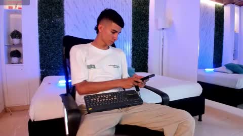 Snapshot of aaron_whitee chatting on 01-17-26, 08:45 Aaron online show from 01-17-26, 08:45