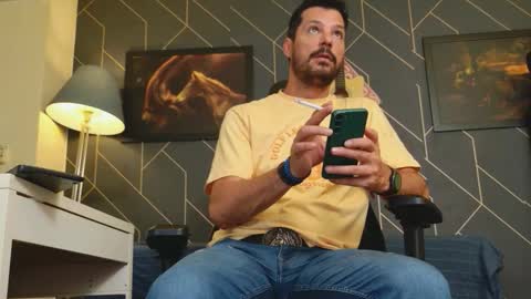 Snapshot of aaronbomer chatting on 09-08-25, 06:40 Aaron online show from 09-08-25, 06:40