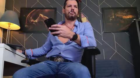 Snapshot of aaronbomer chatting on 11-01-25, 06:15 Aaron online show from 11-01-25, 06:15