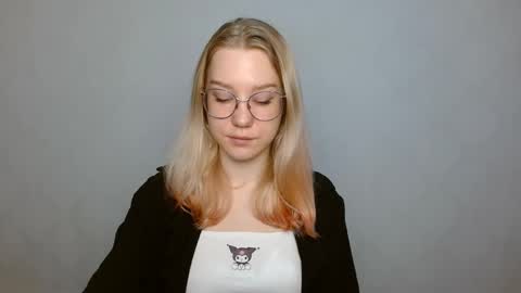 Abby Lovense is active online show from 01-21-25, 10:19