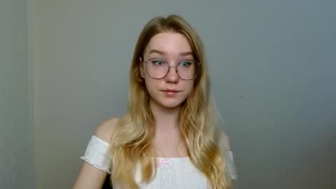 Snapshot of abbymoore__ chatting on 11-19-25, 08:14 Abby Lovense is active online show from 11-19-25, 08:14