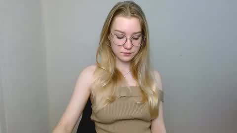 Snapshot of abbymoore__ chatting on 01-07-26, 10:18 Abby Lovense is active online show from 01-07-26, 10:18