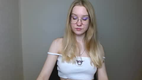 Snapshot of abbymoore__ chatting on 01-19-26, 02:21 Abby Lovense is active online show from 01-19-26, 02:21