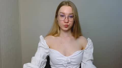 Snapshot of abbymoore__ chatting on 02-21-26, 03:02 Abby Lovense is active online show from 02-21-26, 03:02