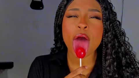 Simone    may online show from 09-12-25, 08:14