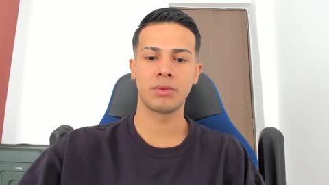 Independence model AbelAsburgo online show from 12-17-24, 03:17