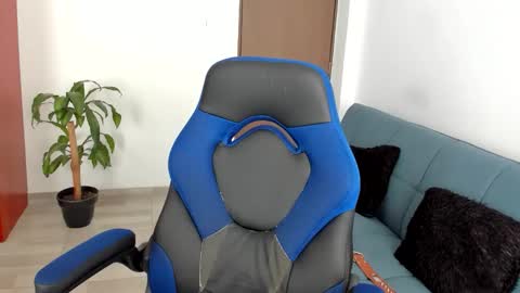 Independence model AbelAsburgo online show from 11-17-25, 12:55