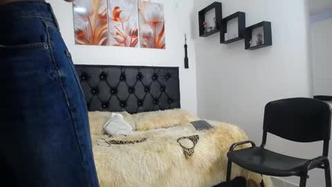 Snapshot of abigail_f00x chatting on 03-10-25, 12:37 Abigail online show from 03-10-25, 12:37
