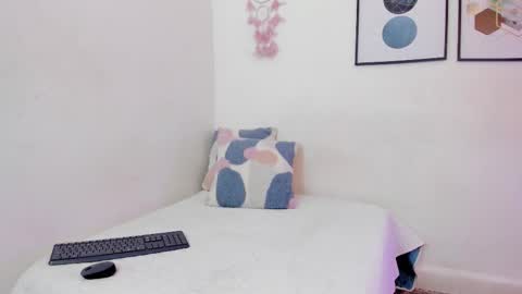 Snapshot of abriil7 chatting on 10-13-25, 03:39 Abriil online show from 10-13-25, 03:39