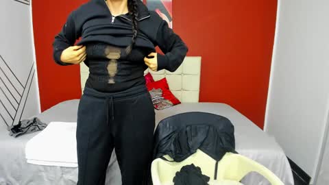 Snapshot of abrillee1 chatting on 12-21-24, 01:04 ABRIL online show from 12-21-24, 01:04